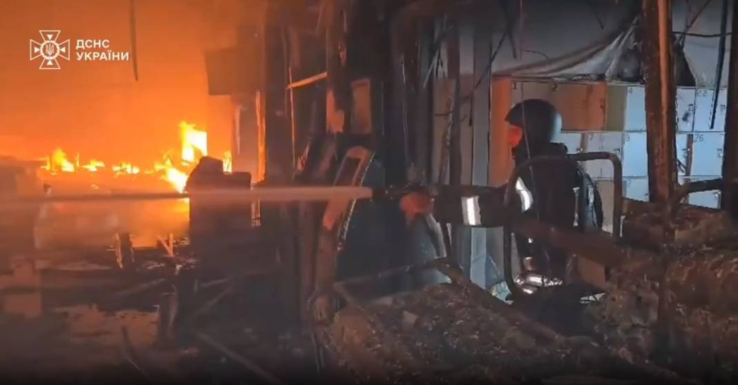 Rusya mağazayı füzeyle vurdu! Ölüler ve çok sayıda yaralı var - Resim: 2